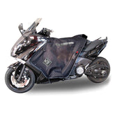 Coprigambe Termoscud®, un coprigambe impermeabile con fodera termica. In uso su scooter. Di TUCANO URBANO.